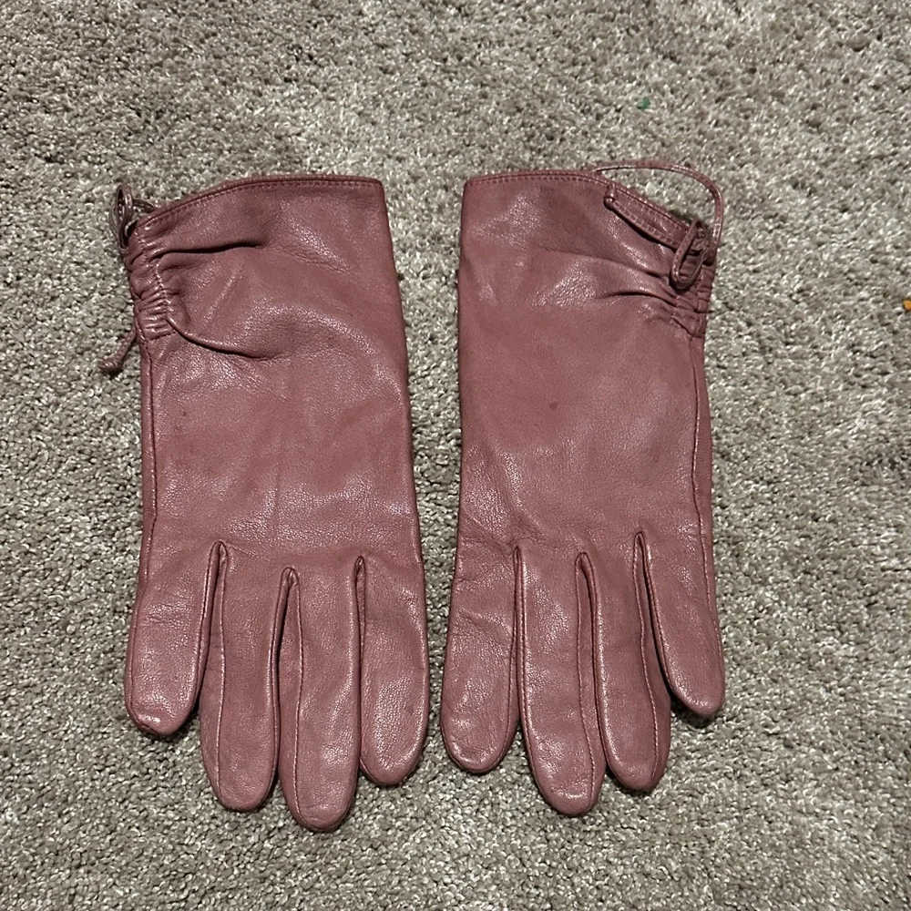 Elegant Mauve Leather Gloves